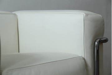 中古　美品　Cassina(カッシーナ)　ル・コルビュジエ(Le Corbusier)デザイン　グランコンフォール　LC2　モダンデザインの1人掛けソファ　(R-085421)