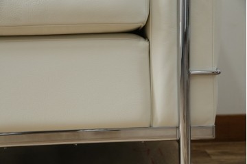 中古　美品　Cassina(カッシーナ)　ル・コルビュジエ(Le Corbusier)デザイン　グランコンフォール　LC2　モダンデザインの1人掛けソファ　(R-085421)