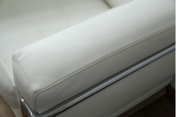 中古　美品　Cassina(カッシーナ)　ル・コルビュジエ(Le Corbusier)デザイン　グランコンフォール　LC2　モダンデザインの1人掛けソファ　(R-085421)