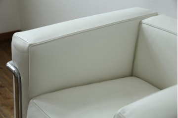 中古　美品　Cassina(カッシーナ)　ル・コルビュジエ(Le Corbusier)デザイン　グランコンフォール　LC2　モダンデザインの1人掛けソファ　(R-085421)