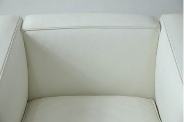 中古　美品　Cassina(カッシーナ)　ル・コルビュジエ(Le Corbusier)デザイン　グランコンフォール　LC2　モダンデザインの1人掛けソファ　(R-085421)
