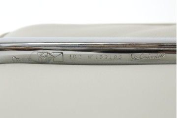 中古　美品　Cassina(カッシーナ)　ル・コルビュジエ(Le Corbusier)デザイン　グランコンフォール　LC2　モダンデザインの1人掛けソファ　(R-085421)