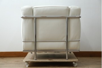 中古　美品　Cassina(カッシーナ)　ル・コルビュジエ(Le Corbusier)デザイン　グランコンフォール　LC2　モダンデザインの1人掛けソファ　(R-085421)