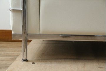 中古　美品　Cassina(カッシーナ)　ル・コルビュジエ(Le Corbusier)デザイン　グランコンフォール　LC2　モダンデザインの1人掛けソファ　(R-085421)