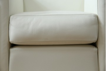 中古　美品　Cassina(カッシーナ)　ル・コルビュジエ(Le Corbusier)デザイン　グランコンフォール　LC2　モダンデザインの1人掛けソファ　(R-085421)