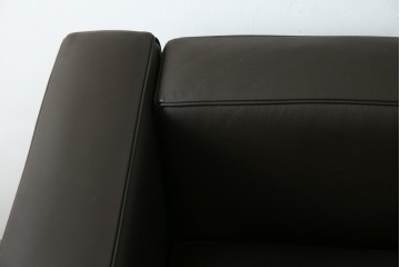 中古　美品　Cassina(カッシーナ)　ル・コルビュジエ(Le Corbusier)　グランコンフォール　 LC2 　ダークブラウン　直線的なクロームフレームと上質レザーが調和する1人掛けソファ　(R-085422)