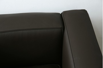 中古　美品　Cassina(カッシーナ)　ル・コルビュジエ(Le Corbusier)　グランコンフォール　 LC2 　ダークブラウン　直線的なクロームフレームと上質レザーが調和する1人掛けソファ　(R-085422)