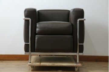 中古　美品　Cassina(カッシーナ)　ル・コルビュジエ(Le Corbusier)　グランコンフォール　 LC2 　ダークブラウン　直線的なクロームフレームと上質レザーが調和する1人掛けソファ　(R-085422)