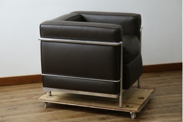 中古　美品　Cassina(カッシーナ)　ル・コルビュジエ(Le Corbusier)　グランコンフォール　 LC2 　ダークブラウン　直線的なクロームフレームと上質レザーが調和する1人掛けソファ　(R-085422)