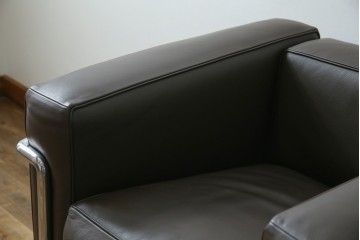 中古　美品　Cassina(カッシーナ)　ル・コルビュジエ(Le Corbusier)　グランコンフォール　 LC2 　ダークブラウン　直線的なクロームフレームと上質レザーが調和する1人掛けソファ　(R-085422)