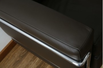中古　美品　Cassina(カッシーナ)　ル・コルビュジエ(Le Corbusier)　グランコンフォール　 LC2 　ダークブラウン　直線的なクロームフレームと上質レザーが調和する1人掛けソファ　(R-085422)
