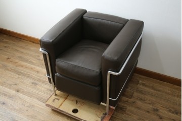 中古　美品　Cassina(カッシーナ)　ル・コルビュジエ(Le Corbusier)　グランコンフォール　 LC2 　ダークブラウン　直線的なクロームフレームと上質レザーが調和する1人掛けソファ　(R-085422)