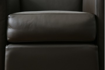 中古　美品　Cassina(カッシーナ)　ル・コルビュジエ(Le Corbusier)　グランコンフォール　 LC2 　ダークブラウン　直線的なクロームフレームと上質レザーが調和する1人掛けソファ　(R-085422)