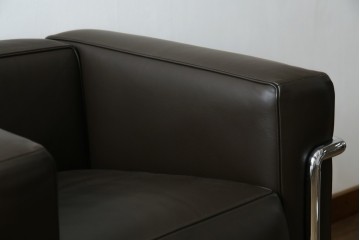 中古　美品　Cassina(カッシーナ)　ル・コルビュジエ(Le Corbusier)　グランコンフォール　 LC2 　ダークブラウン　直線的なクロームフレームと上質レザーが調和する1人掛けソファ　(R-085422)