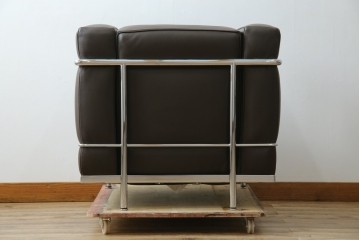 中古　美品　Cassina(カッシーナ)　ル・コルビュジエ(Le Corbusier)　グランコンフォール　 LC2 　ダークブラウン　直線的なクロームフレームと上質レザーが調和する1人掛けソファ　(R-085422)