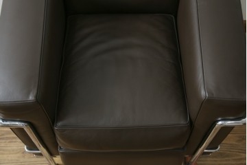 中古　美品　Cassina(カッシーナ)　ル・コルビュジエ(Le Corbusier)　グランコンフォール　 LC2 　ダークブラウン　直線的なクロームフレームと上質レザーが調和する1人掛けソファ　(R-085422)