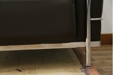 中古　美品　Cassina(カッシーナ)　ル・コルビュジエ(Le Corbusier)　グランコンフォール　 LC2 　ダークブラウン　直線的なクロームフレームと上質レザーが調和する1人掛けソファ　(R-085422)