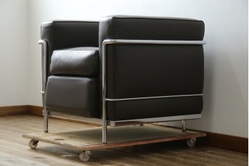 中古　美品　Cassina(カッシーナ)　ル・コルビュジエ(Le Corbusier)　グランコンフォール　 LC2 　ダークブラウン　直線的なクロームフレームと上質レザーが調和する1人掛けソファ　(R-085422)