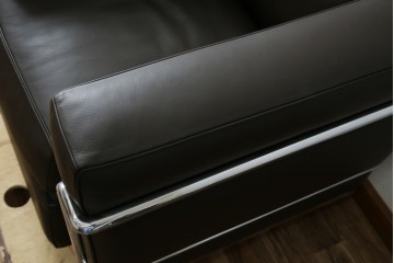 中古　美品　Cassina(カッシーナ)　ル・コルビュジエ(Le Corbusier)　グランコンフォール　 LC2 　ダークブラウン　直線的なクロームフレームと上質レザーが調和する1人掛けソファ　(R-085422)