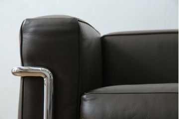 中古　美品　Cassina(カッシーナ)　ル・コルビュジエ(Le Corbusier)　グランコンフォール　 LC2 　ダークブラウン　直線的なクロームフレームと上質レザーが調和する1人掛けソファ　(R-085422)
