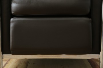 中古　美品　Cassina(カッシーナ)　ル・コルビュジエ(Le Corbusier)　グランコンフォール　 LC2 　ダークブラウン　直線的なクロームフレームと上質レザーが調和する1人掛けソファ　(R-085422)