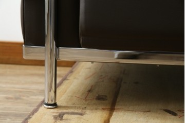 中古　美品　Cassina(カッシーナ)　ル・コルビュジエ(Le Corbusier)　グランコンフォール　 LC2 　ダークブラウン　直線的なクロームフレームと上質レザーが調和する1人掛けソファ　(R-085422)