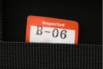 中古　美品　Cassina(カッシーナ)　ル・コルビュジエ(Le Corbusier)　グランコンフォール　 LC2 　ダークブラウン　直線的なクロームフレームと上質レザーが調和する1人掛けソファ　(R-085422)