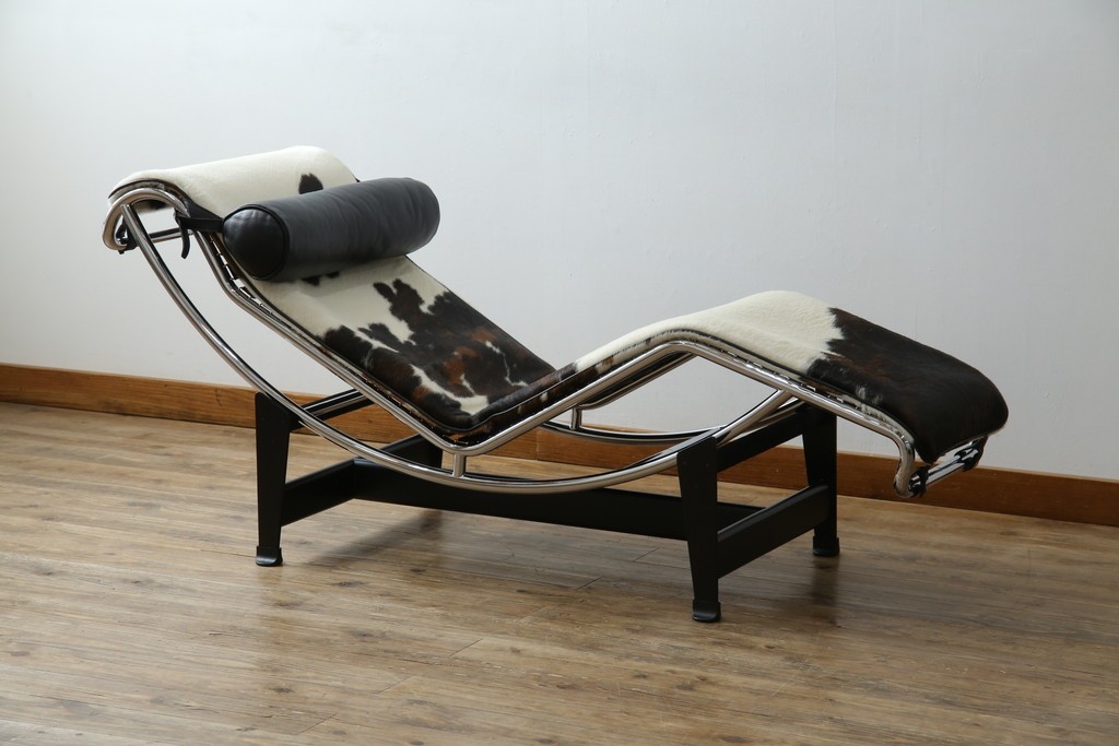 中古　美品!!　イタリア製　Cassina(カッシーナ)　Le Corbusier(ル・コルビュジエ)　滑らかな曲線フレームが美しいシェーズロング　定価約106万7千円相当　(R-085423)