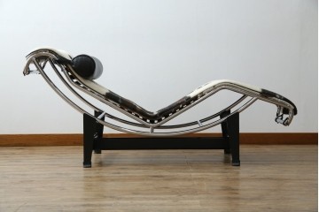 中古　美品!!　イタリア製　Cassina(カッシーナ)　Le Corbusier(ル・コルビュジエ)　滑らかな曲線フレームが美しいシェーズロング　定価約106万7千円相当　(R-085423)