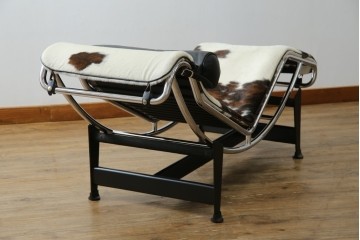 中古　美品!!　イタリア製　Cassina(カッシーナ)　Le Corbusier(ル・コルビュジエ)　滑らかな曲線フレームが美しいシェーズロング　定価約106万7千円相当　(R-085423)