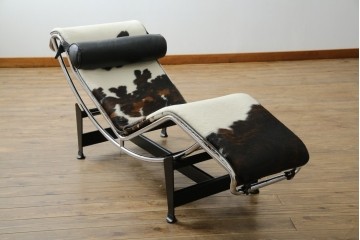 中古　美品!!　イタリア製　Cassina(カッシーナ)　Le Corbusier(ル・コルビュジエ)　滑らかな曲線フレームが美しいシェーズロング　定価約106万7千円相当　(R-085423)