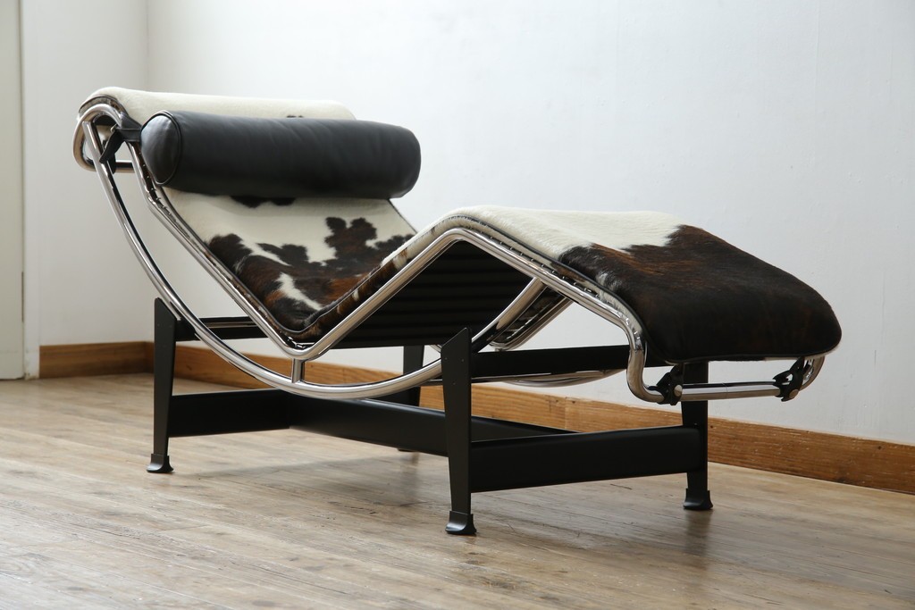 中古　美品!!　イタリア製　Cassina(カッシーナ)　Le Corbusier(ル・コルビュジエ)　滑らかな曲線フレームが美しいシェーズロング　定価約106万7千円相当　(R-085423)