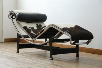 中古　美品!!　イタリア製　Cassina(カッシーナ)　Le Corbusier(ル・コルビュジエ)　滑らかな曲線フレームが美しいシェーズロング　定価約106万7千円相当　(R-085423)
