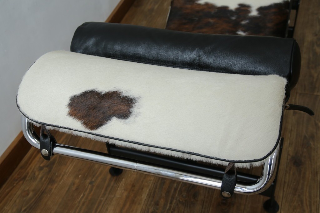 中古　美品!!　イタリア製　Cassina(カッシーナ)　Le Corbusier(ル・コルビュジエ)　滑らかな曲線フレームが美しいシェーズロング　定価約106万7千円相当　(R-085423)