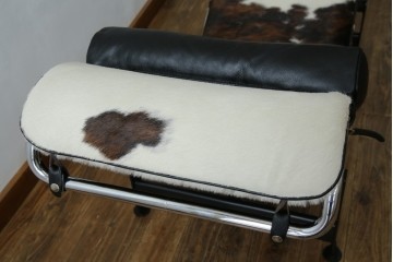 中古　美品!!　イタリア製　Cassina(カッシーナ)　Le Corbusier(ル・コルビュジエ)　滑らかな曲線フレームが美しいシェーズロング　定価約106万7千円相当　(R-085423)