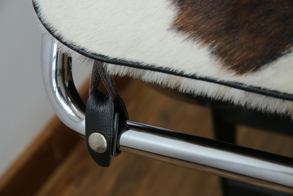 中古　美品!!　イタリア製　Cassina(カッシーナ)　Le Corbusier(ル・コルビュジエ)　滑らかな曲線フレームが美しいシェーズロング　定価約106万7千円相当　(R-085423)