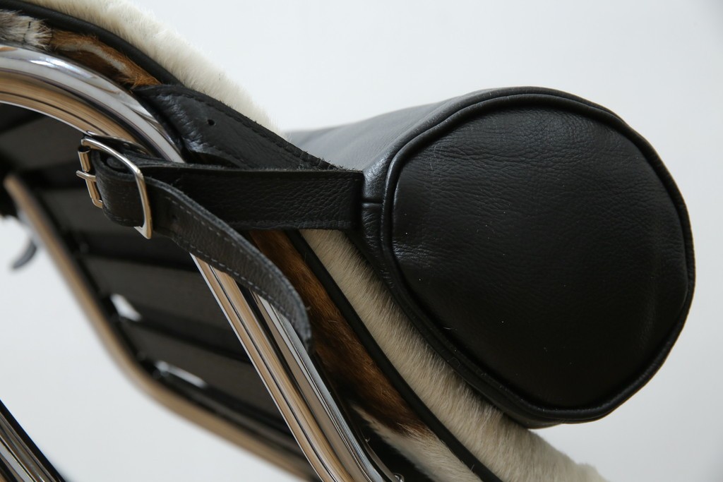 中古　美品!!　イタリア製　Cassina(カッシーナ)　Le Corbusier(ル・コルビュジエ)　滑らかな曲線フレームが美しいシェーズロング　定価約106万7千円相当　(R-085423)