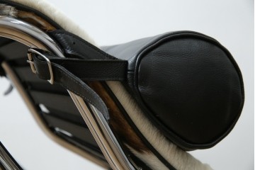 中古　美品!!　イタリア製　Cassina(カッシーナ)　Le Corbusier(ル・コルビュジエ)　滑らかな曲線フレームが美しいシェーズロング　定価約106万7千円相当　(R-085423)