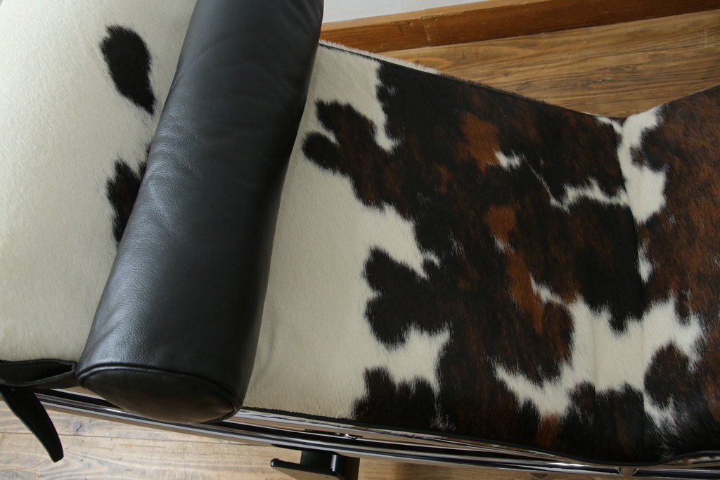 中古　美品!!　イタリア製　Cassina(カッシーナ)　Le Corbusier(ル・コルビュジエ)　滑らかな曲線フレームが美しいシェーズロング　定価約106万7千円相当　(R-085423)