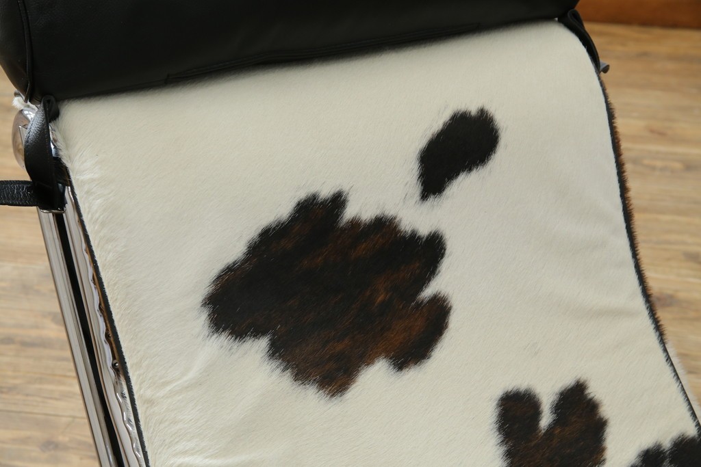 中古　美品!!　イタリア製　Cassina(カッシーナ)　Le Corbusier(ル・コルビュジエ)　滑らかな曲線フレームが美しいシェーズロング　定価約106万7千円相当　(R-085423)