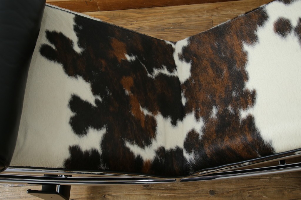 中古　美品!!　イタリア製　Cassina(カッシーナ)　Le Corbusier(ル・コルビュジエ)　滑らかな曲線フレームが美しいシェーズロング　定価約106万7千円相当　(R-085423)