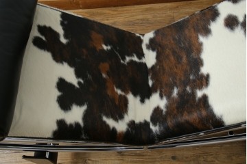 中古　美品!!　イタリア製　Cassina(カッシーナ)　Le Corbusier(ル・コルビュジエ)　滑らかな曲線フレームが美しいシェーズロング　定価約106万7千円相当　(R-085423)