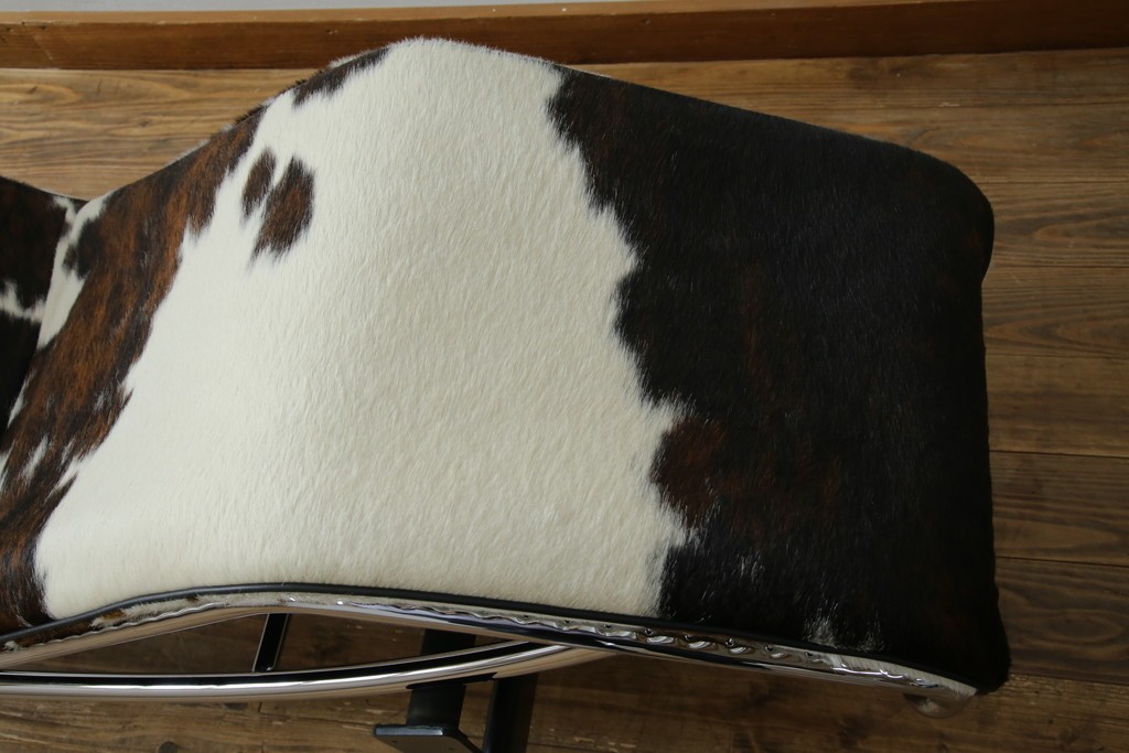 中古　美品!!　イタリア製　Cassina(カッシーナ)　Le Corbusier(ル・コルビュジエ)　滑らかな曲線フレームが美しいシェーズロング　定価約106万7千円相当　(R-085423)