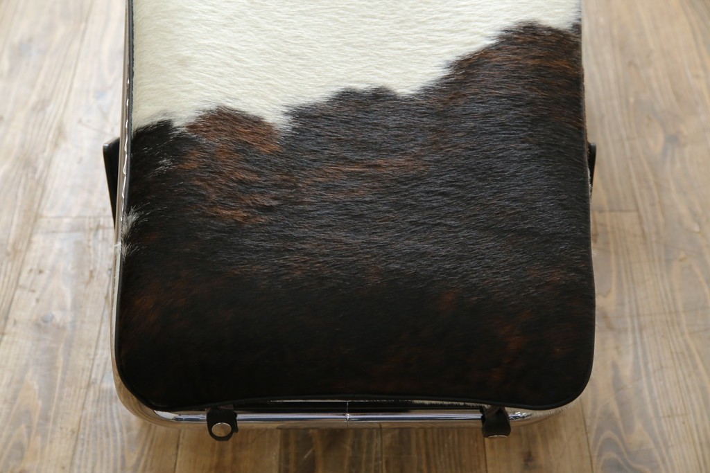 中古　美品!!　イタリア製　Cassina(カッシーナ)　Le Corbusier(ル・コルビュジエ)　滑らかな曲線フレームが美しいシェーズロング　定価約106万7千円相当　(R-085423)