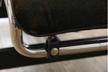 中古　美品!!　イタリア製　Cassina(カッシーナ)　Le Corbusier(ル・コルビュジエ)　滑らかな曲線フレームが美しいシェーズロング　定価約106万7千円相当　(R-085423)