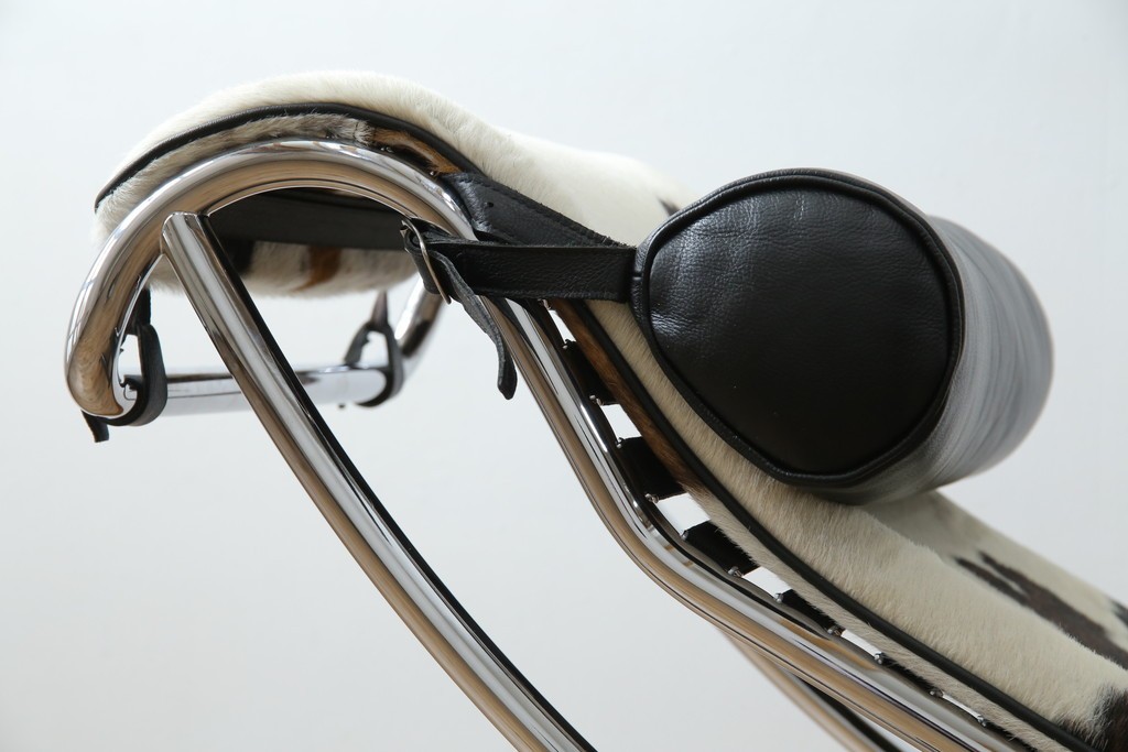 中古　美品!!　イタリア製　Cassina(カッシーナ)　Le Corbusier(ル・コルビュジエ)　滑らかな曲線フレームが美しいシェーズロング　定価約106万7千円相当　(R-085423)