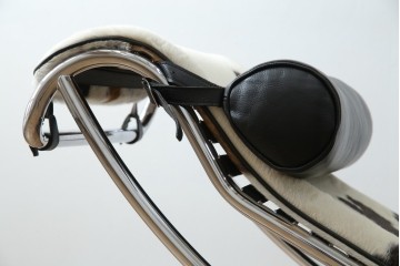 中古　美品!!　イタリア製　Cassina(カッシーナ)　Le Corbusier(ル・コルビュジエ)　滑らかな曲線フレームが美しいシェーズロング　定価約106万7千円相当　(R-085423)