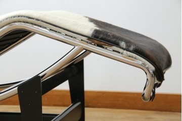 中古　美品!!　イタリア製　Cassina(カッシーナ)　Le Corbusier(ル・コルビュジエ)　滑らかな曲線フレームが美しいシェーズロング　定価約106万7千円相当　(R-085423)