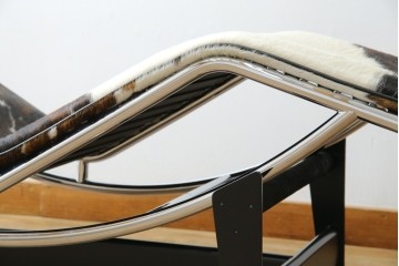 中古　美品!!　イタリア製　Cassina(カッシーナ)　Le Corbusier(ル・コルビュジエ)　滑らかな曲線フレームが美しいシェーズロング　定価約106万7千円相当　(R-085423)