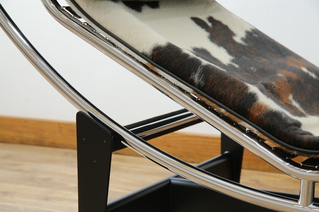 中古　美品!!　イタリア製　Cassina(カッシーナ)　Le Corbusier(ル・コルビュジエ)　滑らかな曲線フレームが美しいシェーズロング　定価約106万7千円相当　(R-085423)